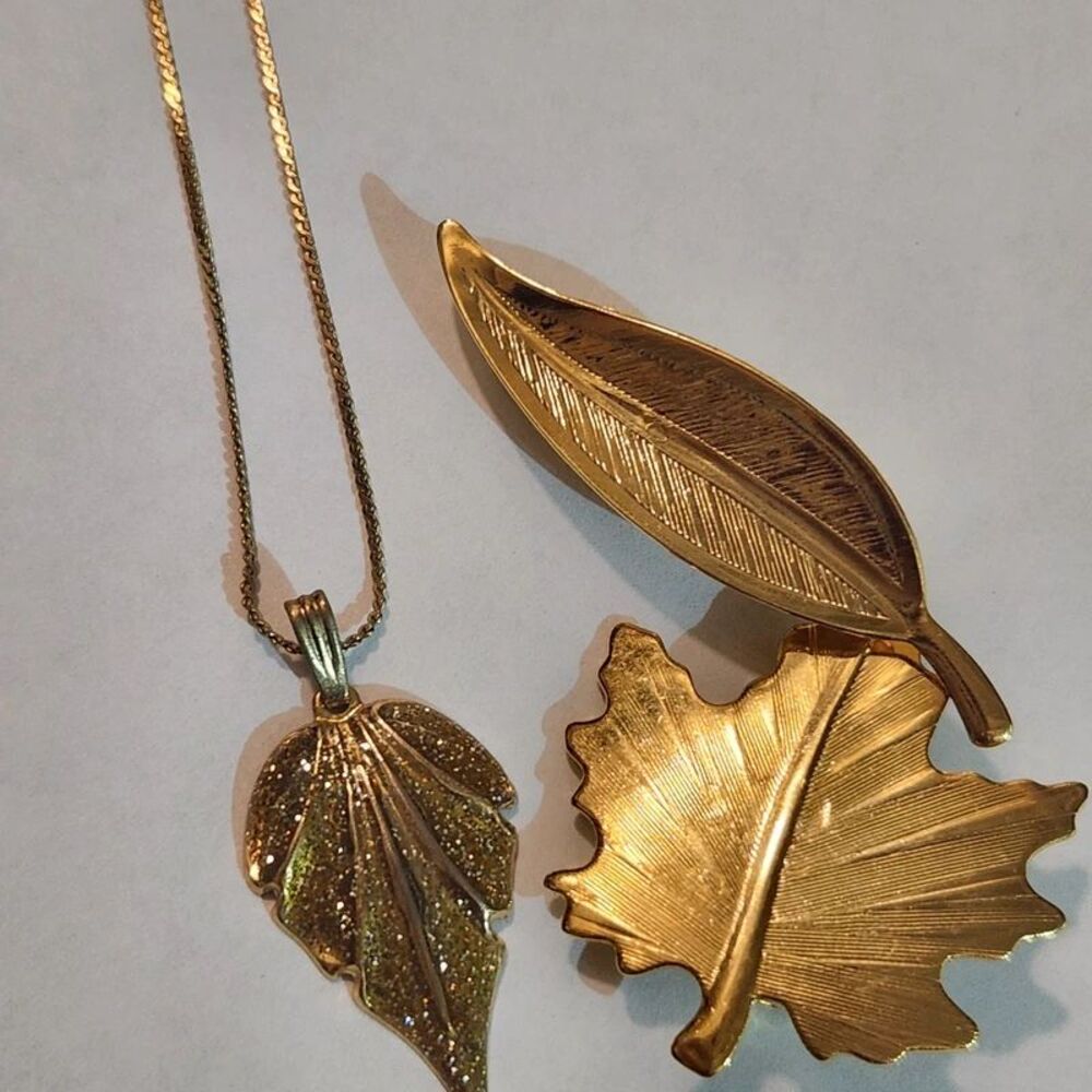 Goldtone Leaf Design Fashion Jewelry